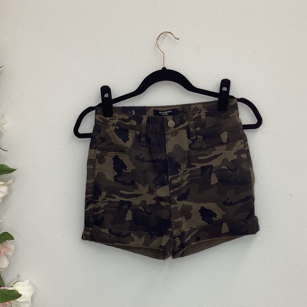 Green camouflage high waisted twill shorts